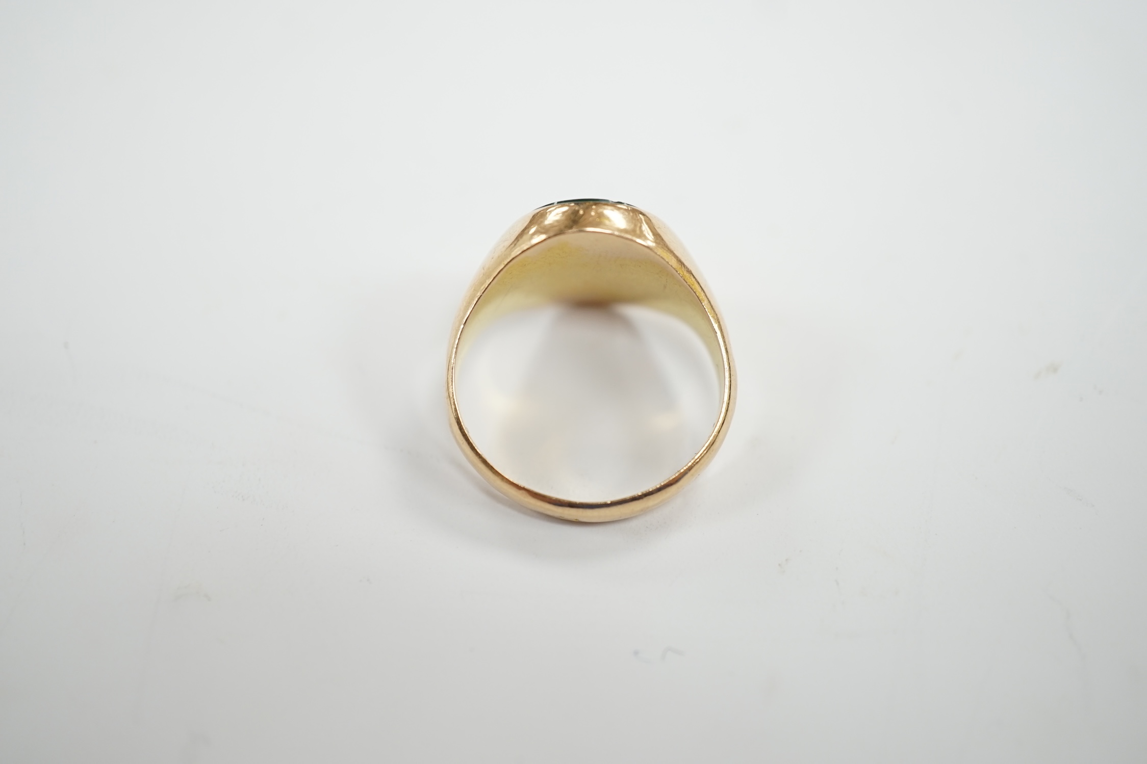 An early 20th century 15ct gold and oval cut bloodstone set signet ring, size O, gross weight 4.6 grams.